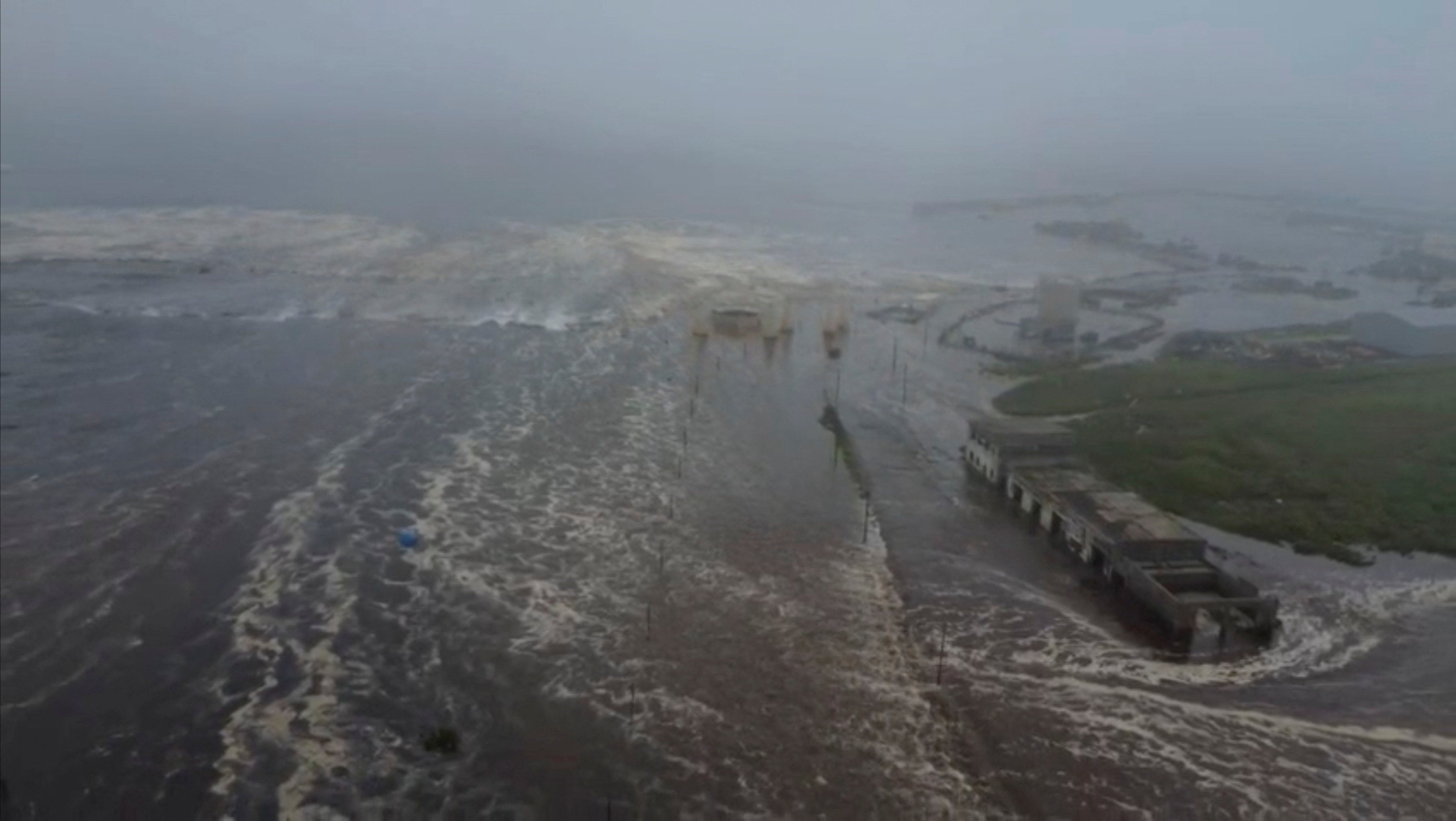 Las olas del tsunami impactaron la costa tras el terremoto