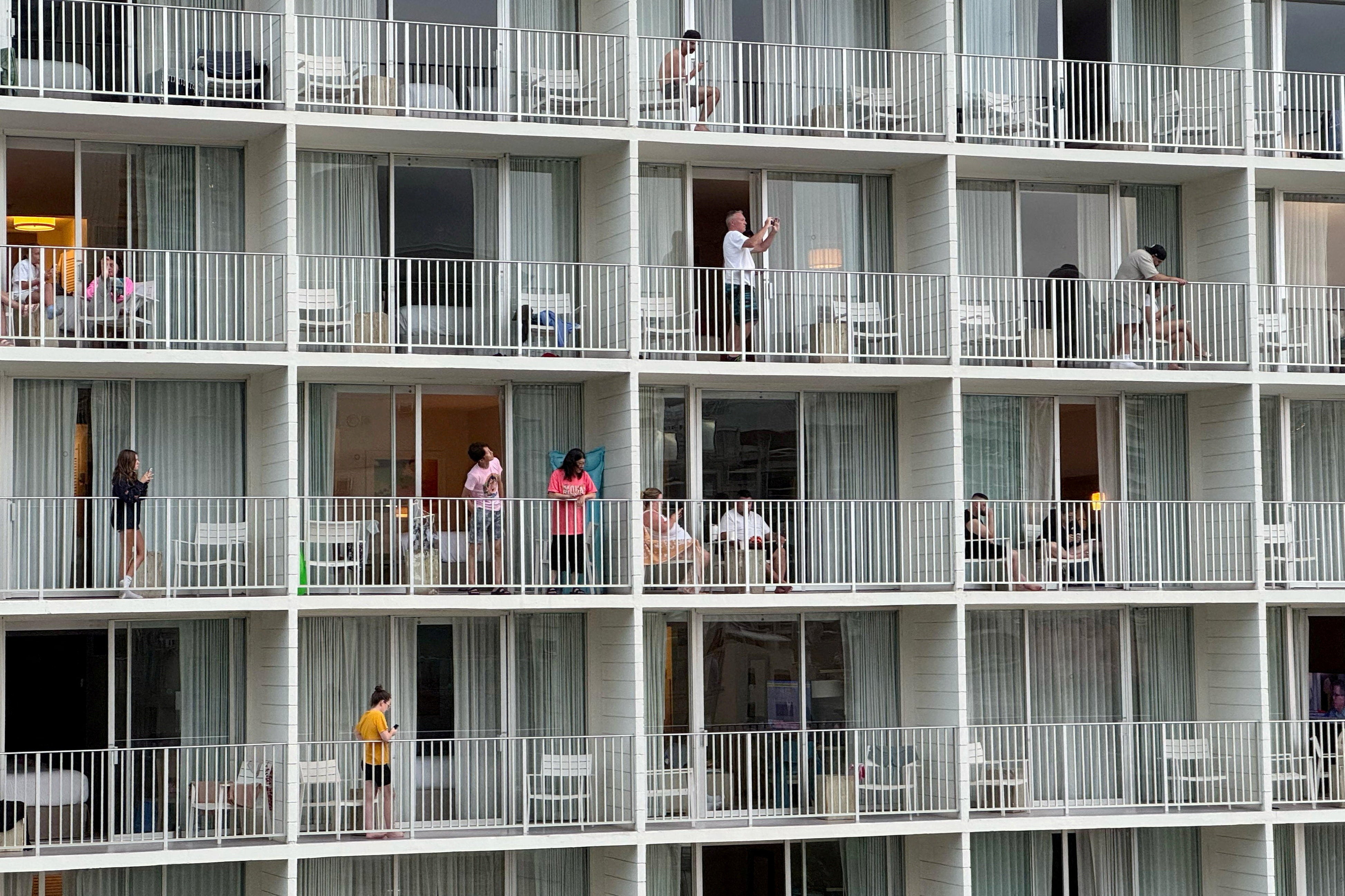 Vacacionistas mirando hacia la playa de Waikiki después de que las autoridades advirtieran de la posibilidad de olas de tsunami