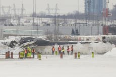 Azafata del avión que volcó en Toronto culpa a “piloto inexperto” y demanda a Delta