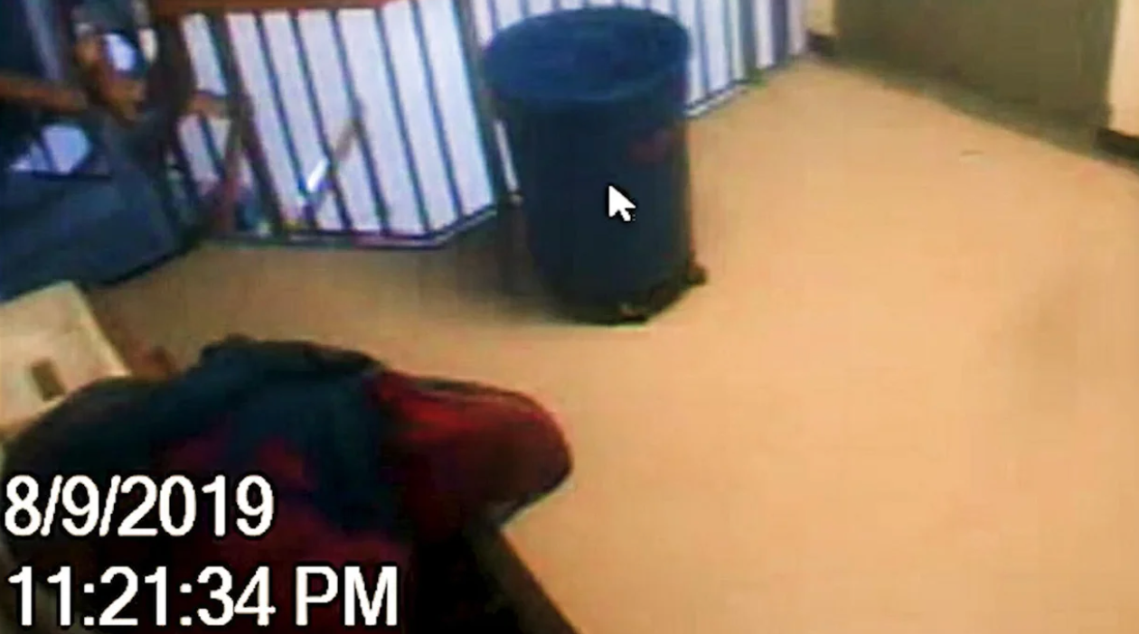 Los expertos afirman a CBS News que el cursor visible en el video indica que probablemente se trata de una grabación de pantalla en lugar de imágenes en bruto