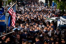 Dolientes honran a policía de NY abatido en ataque al edificio de sede de la NFL