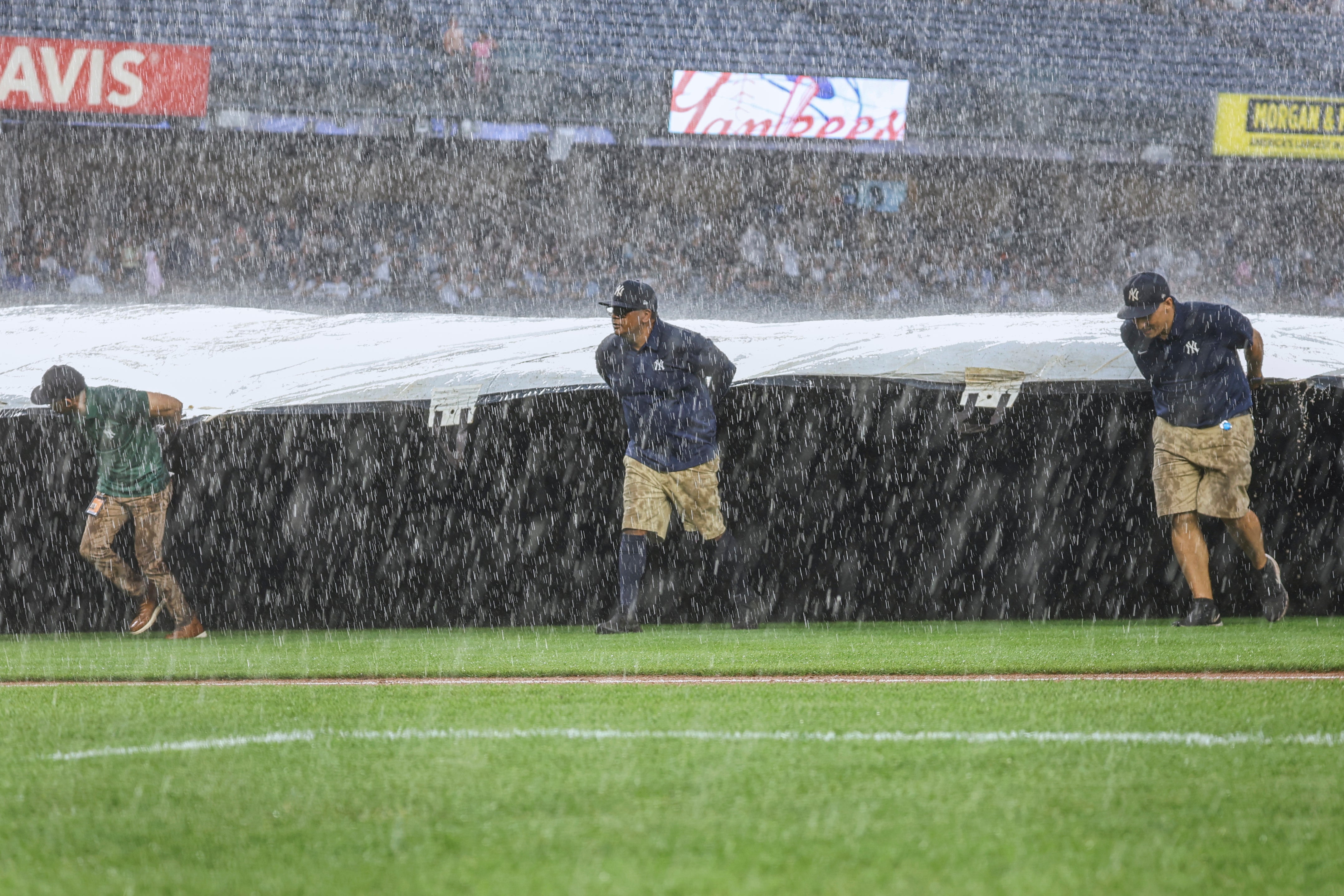 El jueves, importantes tormentas azotaron Nueva York y la costa este, las cuales provocaron retrasos en los vuelos y caos en el tráfico de cercanías. El partido de los Yankees tuvo que retrasarse por la lluvia