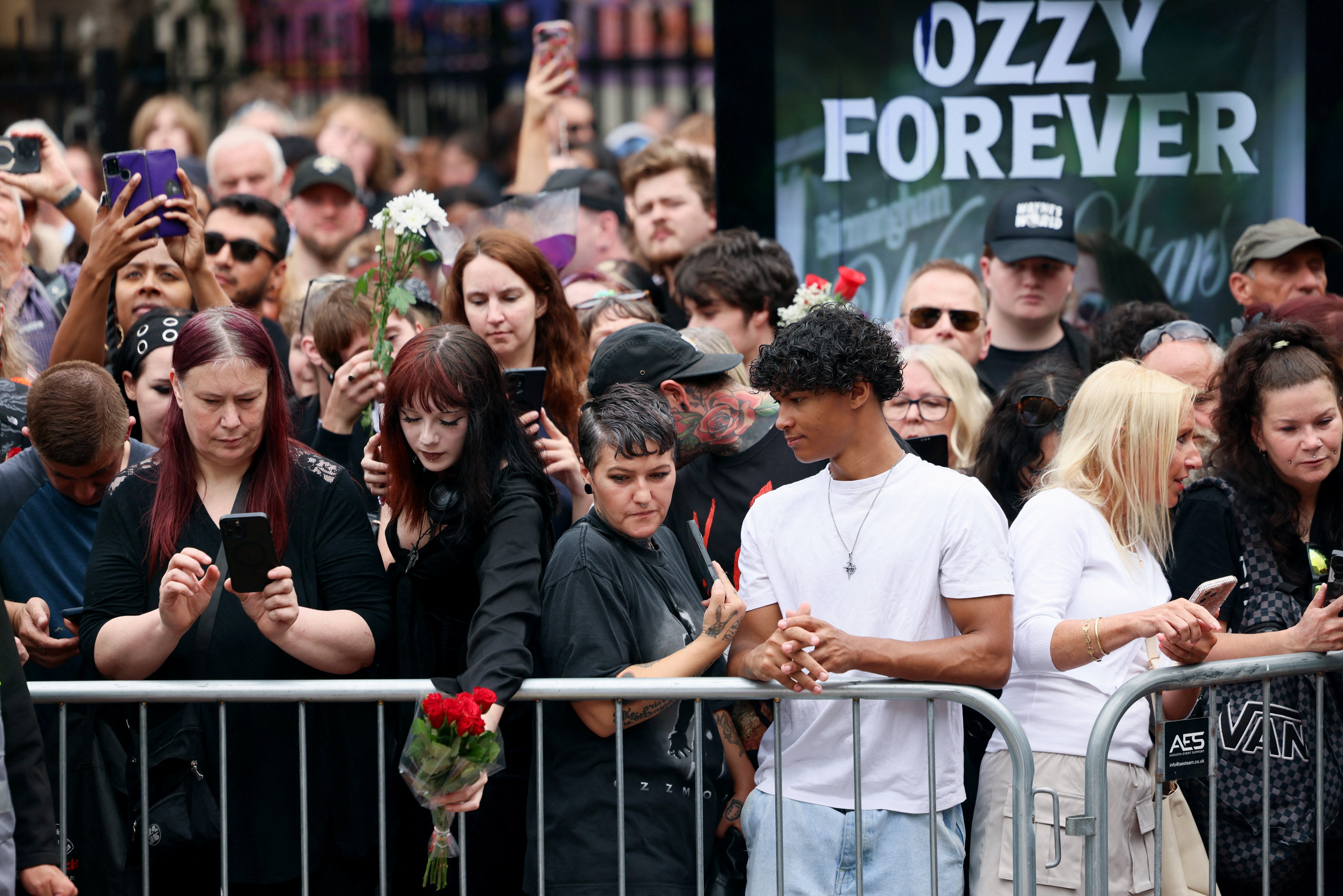 Seguidores y vecinos se acercaron a las calles de Birmingham para acompañar el cortejo fúnebre de Ozzy Osbourne