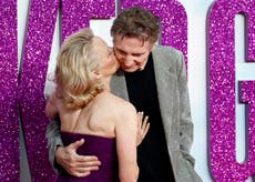 Liam Neeson habla sobre una “extraña” escena de sexo con Pamela Anderson