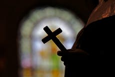 Sobreviviente de abuso clerical en Perú visita la ciudad natal del papa para pedir más reformas