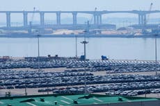 Nuevos aranceles de Trump benefician a algunos países, mientras las bolsas y el dólar caen en EEUU