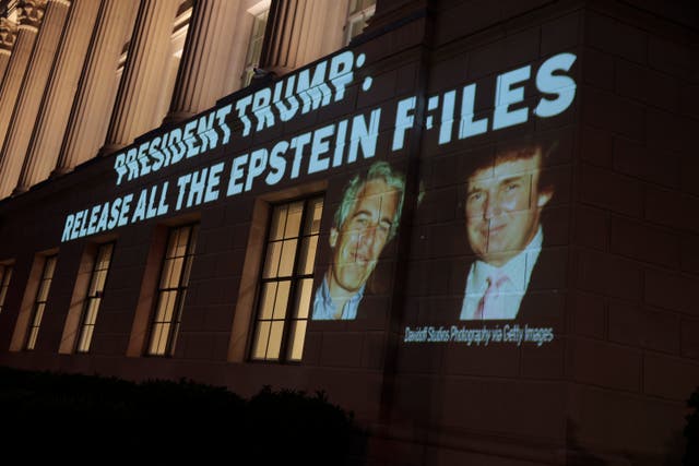 <p>El Departamento de Justicia de EE. UU. empezará a entregar información relacionada con Epstein al Congreso el viernes, según anunció el presidente del Comité de Supervisión de la Cámara de Representantes, James Comer, tras una citación del influyente comité</p>