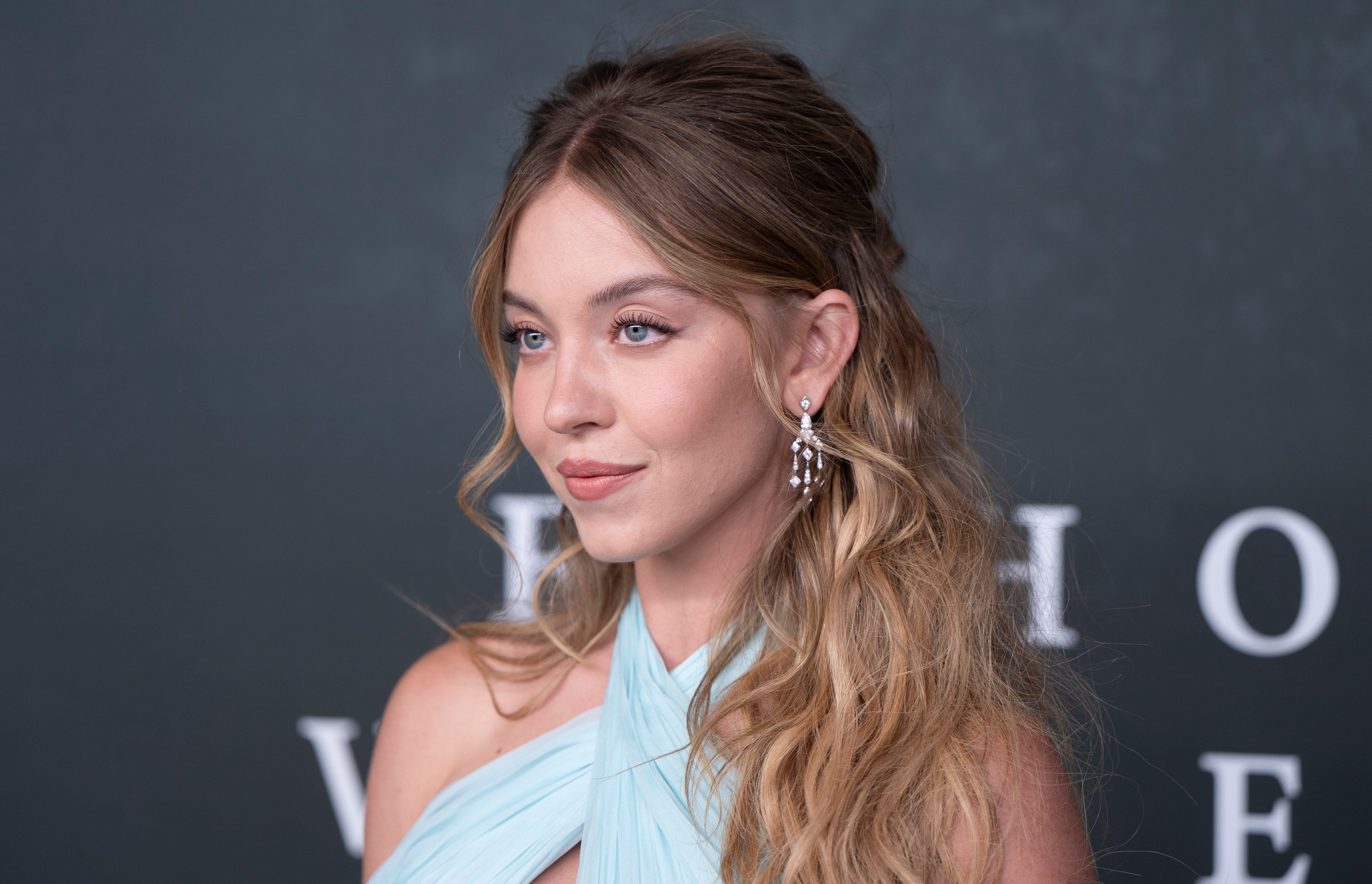 American Eagle asegura que el anuncio de Sydney Sweeney “siempre se trató de los jeans” en medio de la reacción violenta
