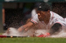 Benson conecta jonrón y Rojos vencen 3-2 a Bravos para empatar la serie