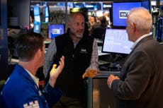 Wall Street cierra a la baja tras caída en contrataciones en EEUU y aplicación de aranceles