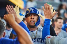 Yastrzemski conecta jonrón en su primer turno con los Reales que vencen 9-3 a Azulejos