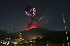 El monte Lewotobi Laki Laki en Indonesia entra en erupción, lanzando enormes columnas de ceniza.