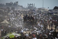 Fuego israelí mata al menos a 18 en Gaza; enviado de EEUU visita protesta de familias de rehenes