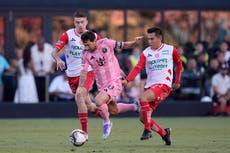 Lionel Messi sale del partido de Inter Miami por aparente lesión