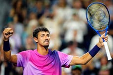 El campeón defensor Alexei Popyrin avanza a los cuartos de final del Abierto de Toronto