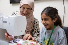En este campamento de verano dirigido por abuelas, los niños aprenden cocina y consejos de vida