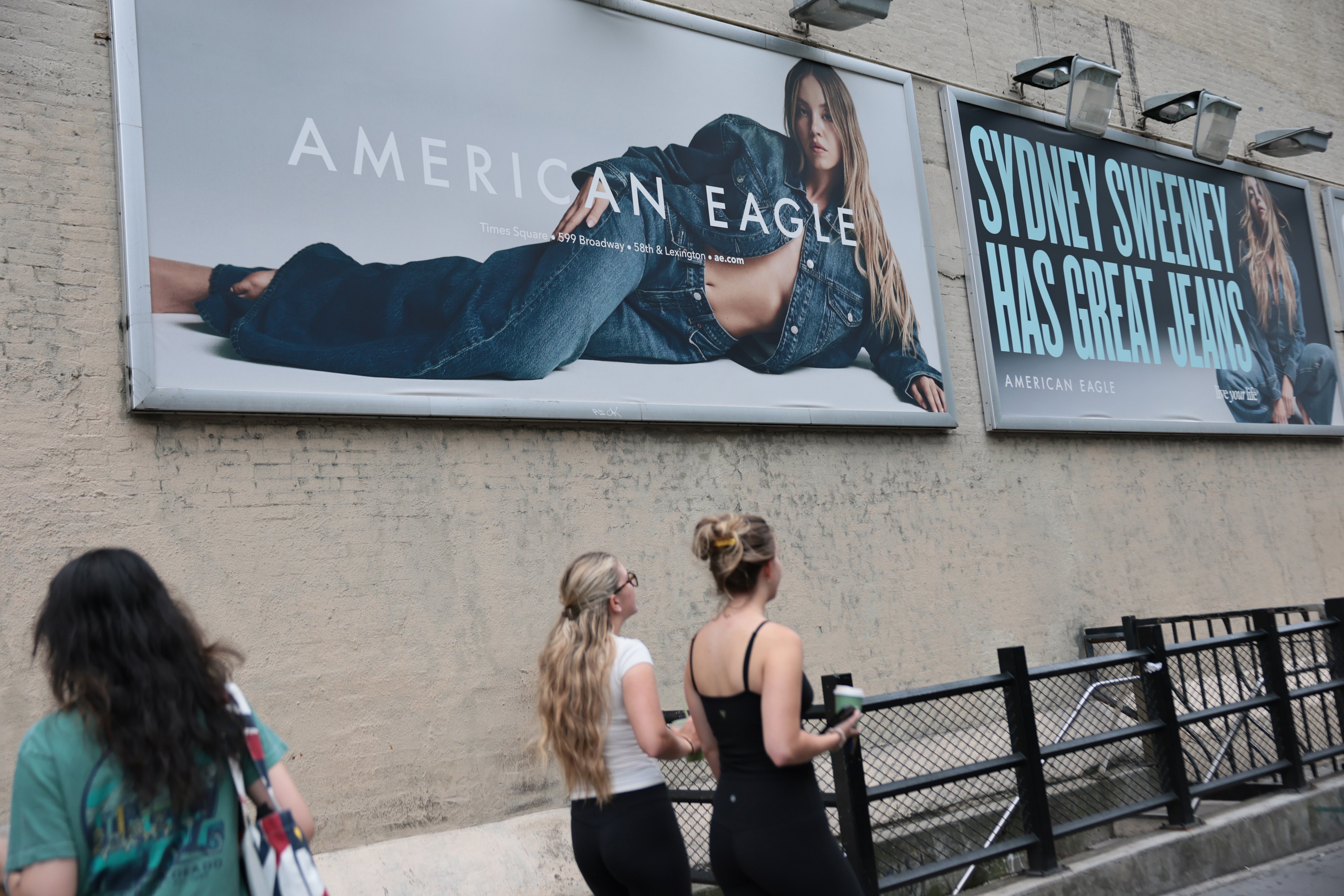 Sydney Sweeney enfrenta una ola de críticas por su aparición en la campaña de American Eagle, señalada por algunos como una apología encubierta a ideas eugenésicas