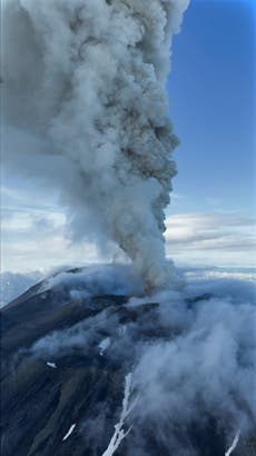 Un volcán en el Lejano Oriente de Rusia entra en erupción por primera vez en siglos