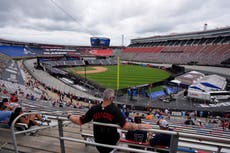 Los Bravoss ganan el duelo de MLB en el autódromo de Bristol tras suspensión por lluvia