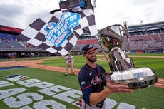 White conecta dos jonrones y Bravos vencen 4-2 a Rojos en el Speedway Classic retrasado por lluvia