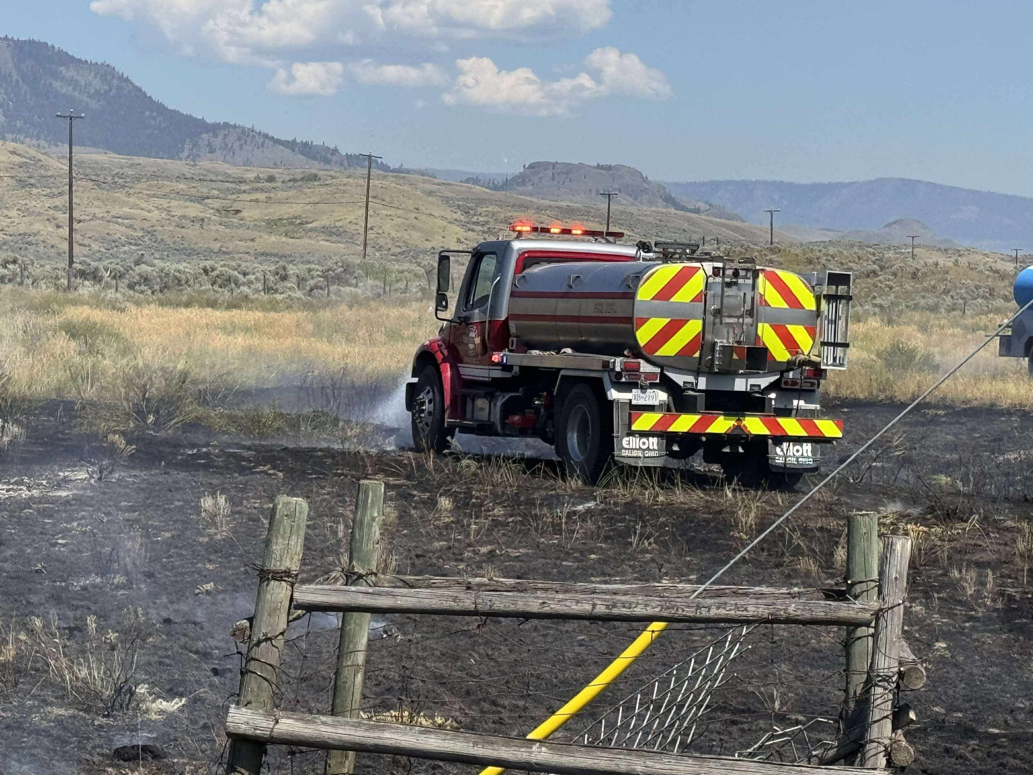Los bomberos agradecieron a los empleados de BC Hydro, del rancho Ashcroft, de mantenimiento vial de Dawson y a los operadores por su ayuda