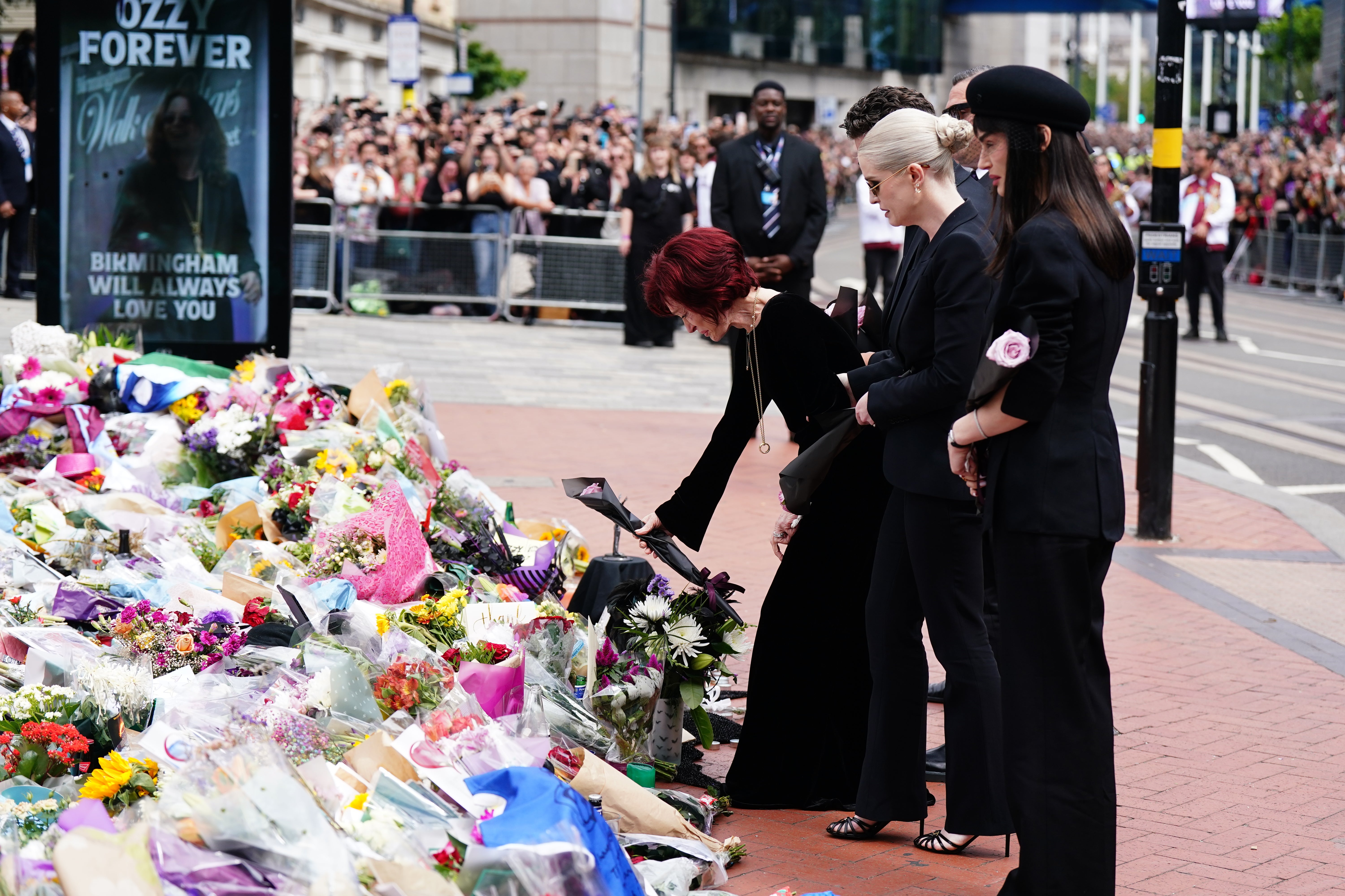 Sharon Osbourne, junto a miembros de su familia, dejó flores en el puente de Black Sabbath, en Broad Street, Birmingham, en memoria de Ozzy Osbourne, líder de la icónica banda. (Foto: Jacob King/PA)