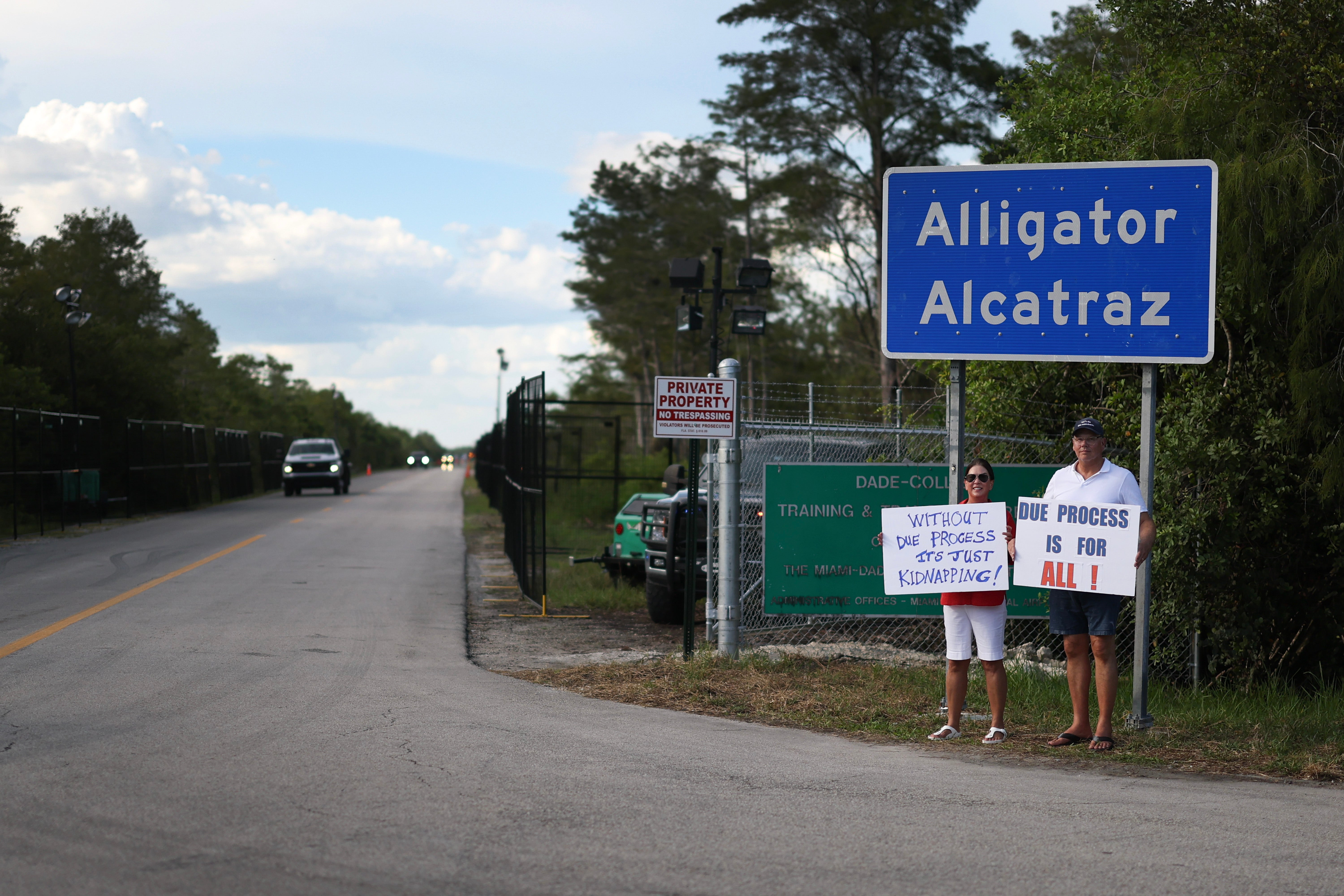 Una jueza federal bloqueó temporalmente la construcción del centro de detención de inmigrantes “Alligator Alcatraz” de Florida porque el estado no completó antes un estudio medioambiental