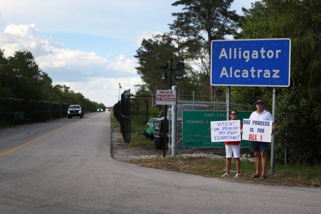 <p>Una jueza federal bloqueó temporalmente la construcción del centro de detención de inmigrantes “Alligator Alcatraz” de Florida porque el estado no completó antes un estudio medioambiental</p>