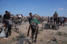 Decenas de muertos mientras palestinos en Gaza buscan ayuda por aire y tierra