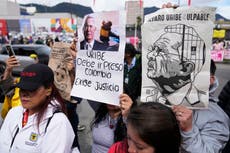 Defensa de expresidente colombiano Uribe pide su libertad mientras espera fallo en segunda instancia