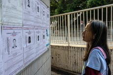 Hong Kong cancela pasaportes y prohíbe apoyo financiero a 16 activistas en el extranjero