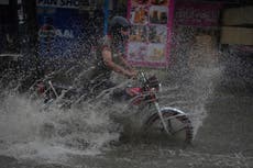 Suspenden búsqueda de 11 personas arrastradas por las aguas en inundaciones en norte de Pakistán