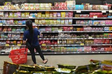 Costo de alimentos preocupa a la gran mayoría de adultos en EEUU, según encuesta AP-NORC