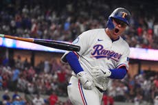 Jung conecta jonrón decisivo tras hit de Pederson y Rangers vencen 8-5 a Yankees
