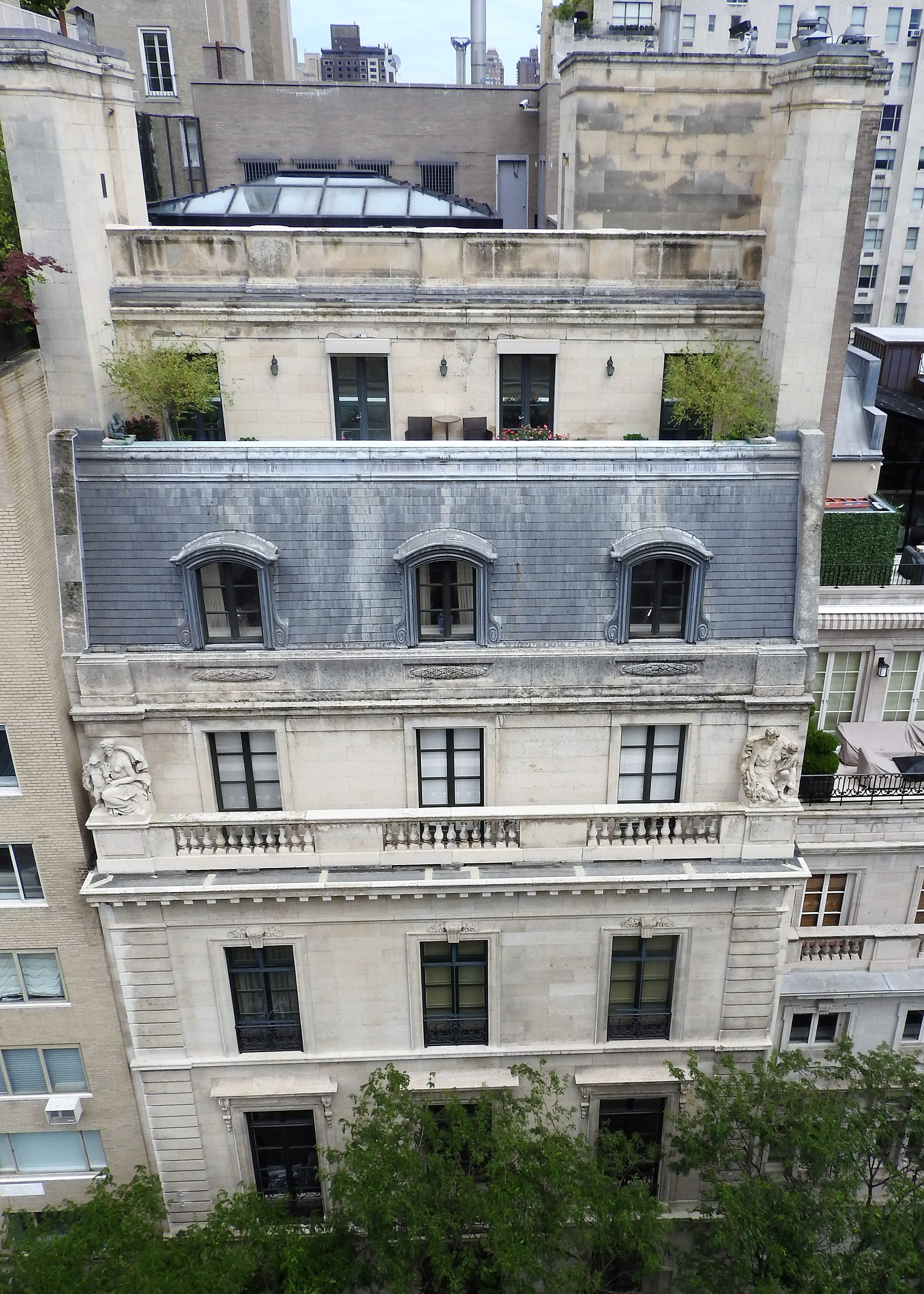 Jeffrey Epstein agasajó a ricos y famosos en su mansión de Manhattan