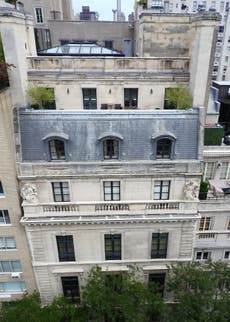 Imágenes de la mansión de Jeffrey Epstein revelan tigre disecado y sala de masajes
