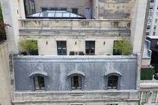 Imágenes de la mansión de Jeffrey Epstein revelan tigre disecado y sala de masajes