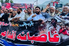 Paquistaníes protestan contra India en aniversario de revocación del estatus especial de Cachemira