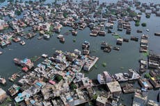 Inundaciones matan al menos a cuatro y dejan atrapados a otros bajo escombros en norte de India