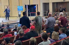 Republicano de Nebraska es abucheado por multitud hostil en reunión sobre recortes fiscales de Trump