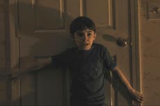 Reseña: "Weapons" de Zach Cregger explora el misterio de la desaparición de 17 niños