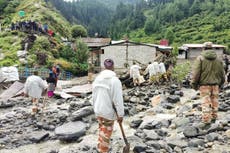 Rescatistas buscan a decenas de desaparecidos tras inundaciones letales en norte de India