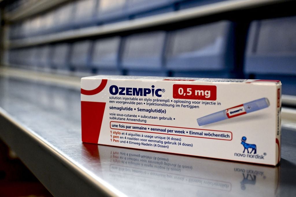 La farmacéutica danesa Novo Nordisk dijo el lunes que ahora ofrecería a los pacientes estadounidenses que pagan en efectivo su tratamiento para la diabetes Ozempic por menos de la mitad de su precio de catálogo mensual, ya que los fabricantes de medicamentos se enfrentan a presiones políticas para bajar los precios
