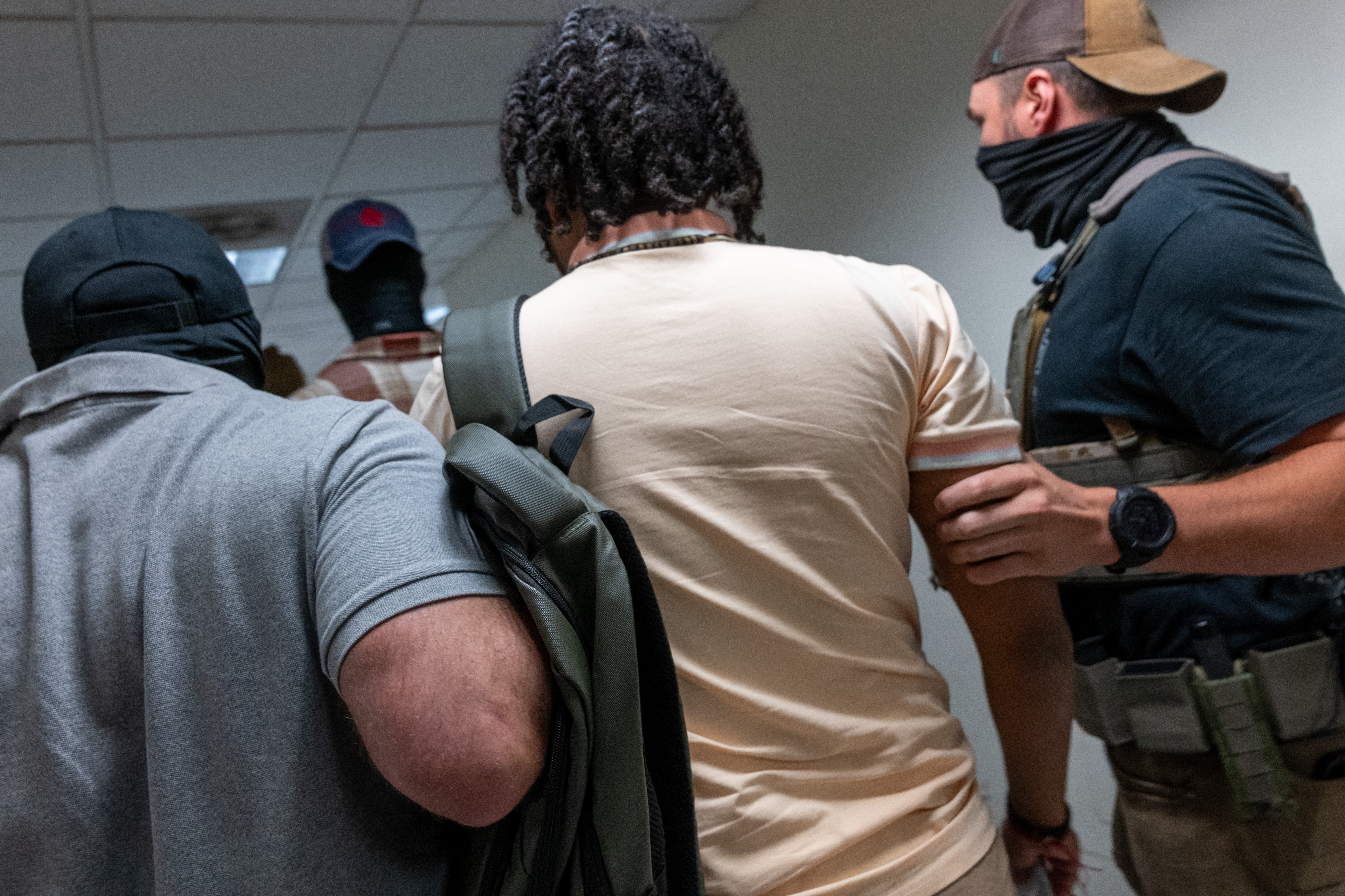 Agentes federales detienen a un hombre mientras custodian los pasillos del tribunal de inmigración en el edificio federal Jacob K. Javitz de Nueva York, el 5 de agosto de 2025