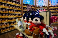 Ganancias de Disney suben por fuerza en parques y más suscriptores de streaming