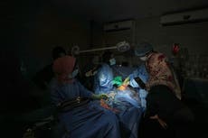 Joven cirujano intenta salvar vidas en maltrecho hospital de Gaza