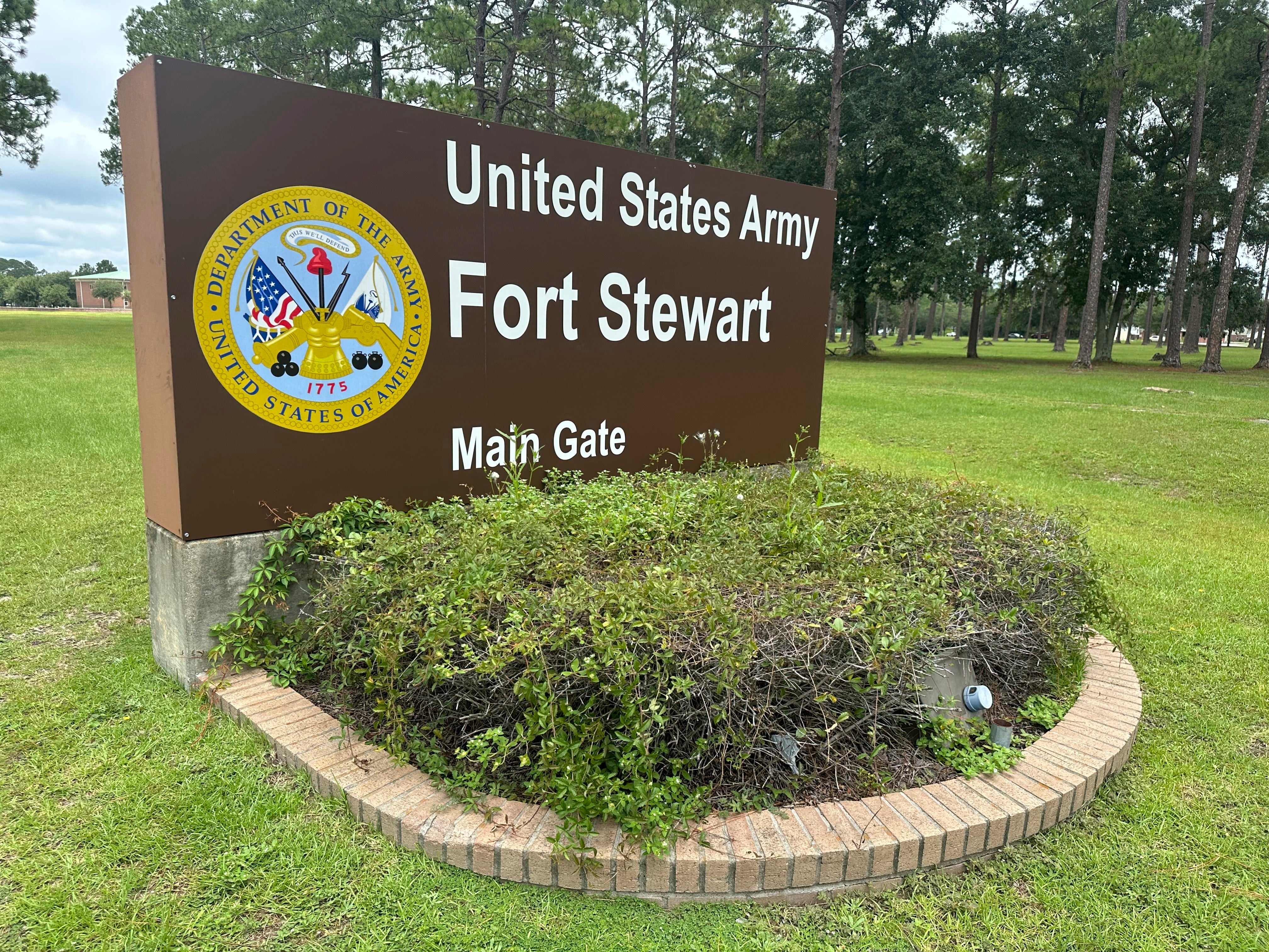 Un cartel ubicado fuera de la entrada principal de Fort Stewart, Georgia, el miércoles 6 de agosto de 2025