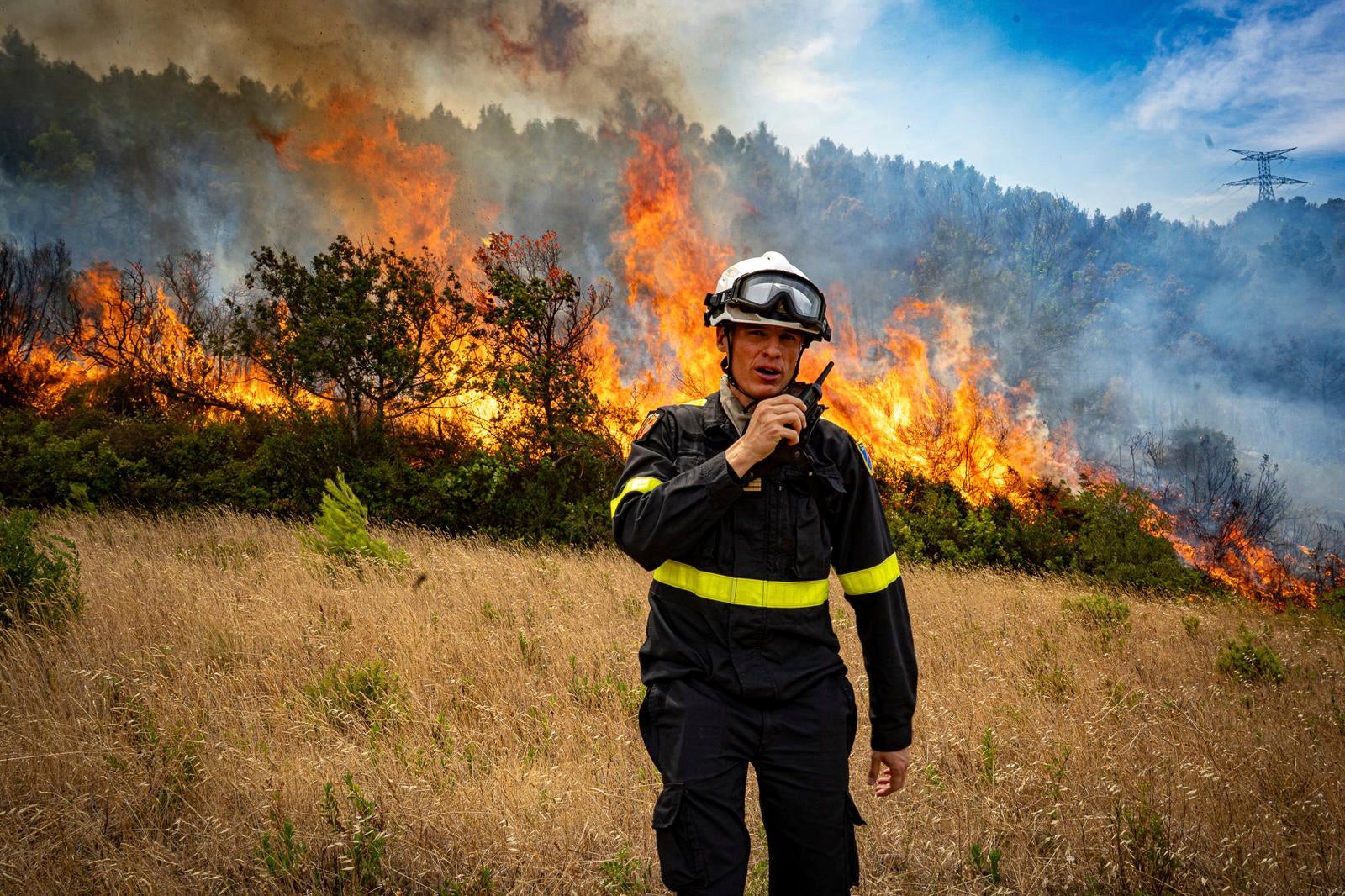 El incendio destruyó 36 viviendas, dañó otras 20 y obligó a evacuar a unas 2.000 personas, entre residentes y turistas