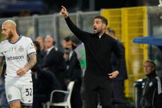 Jugadores de Real Betis y Como se enfrentan a golpes en amistoso de pretemporada