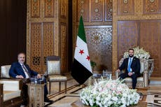 Ministro de exteriores turco se reúne con presidente interino sirio tras violencia sectaria